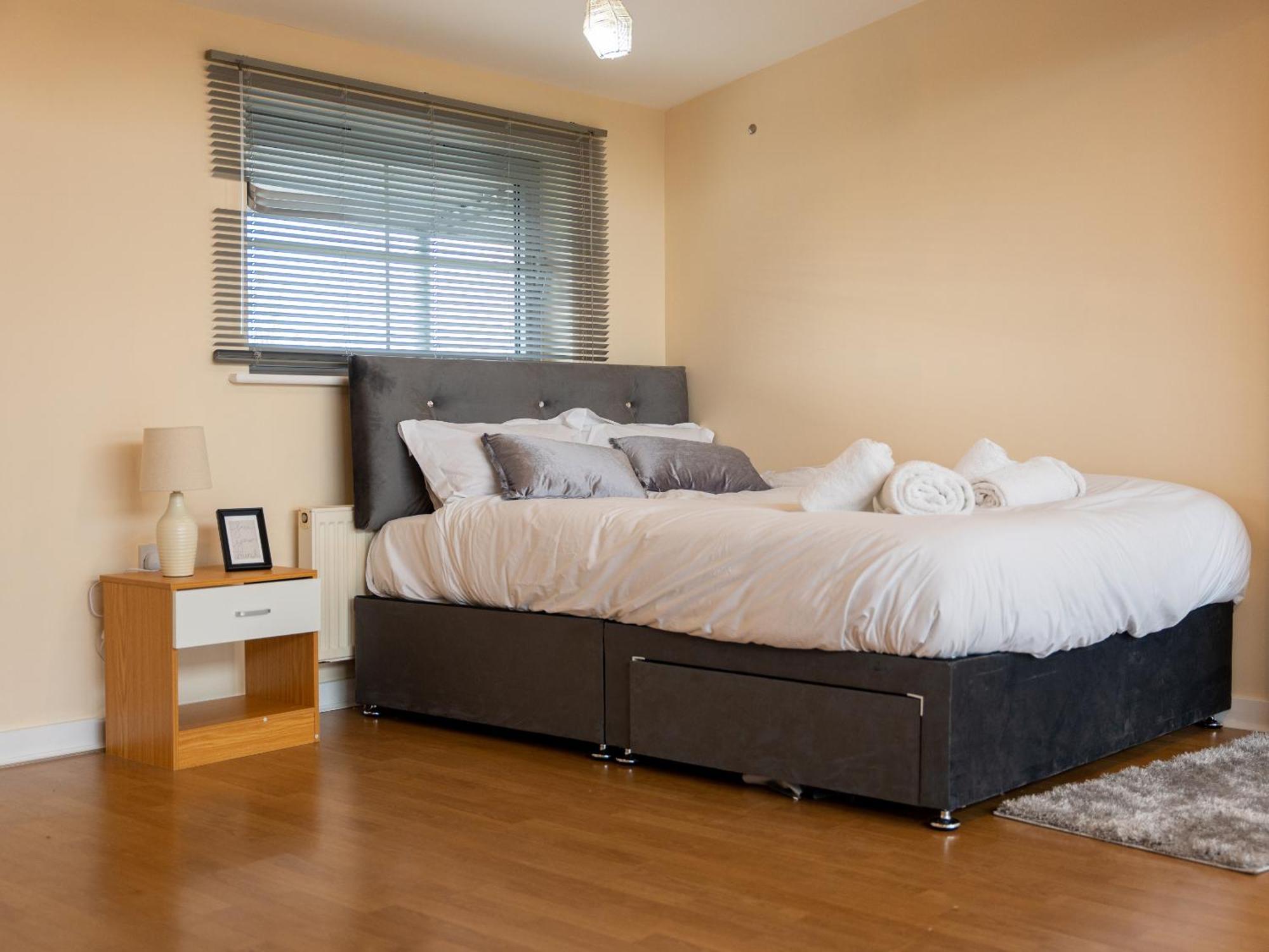 Luxury 2 Bed Apartment - Near Heathrow, Legoland, Windsor Slough Exterior photo