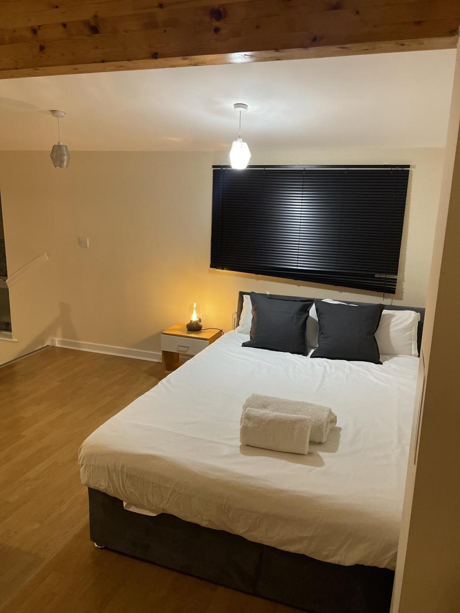 Luxury 2 Bed Apartment - Near Heathrow, Legoland, Windsor Slough Exterior photo